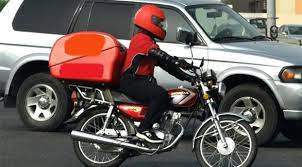 عامل "دليفري" في السعودية يلوث وجبة قبل تسليمها لصاحبها