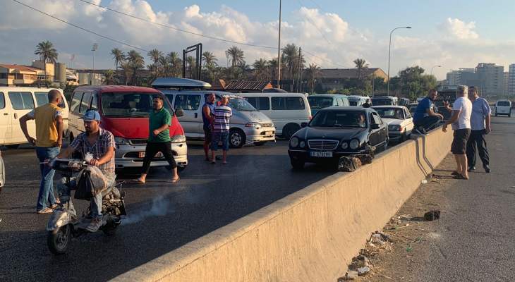 اعتصام لأصحاب الباصات والفانات عند جسر البالما بطرابلس احتجاجا على عدم توفر الوقود لآلياتهم