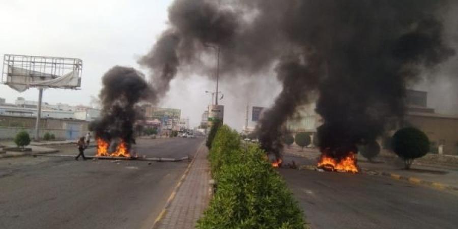 انتفاضة عدن تتحدى الزبيدي: لن يرهبنا تهديد مليشيا جلبت من الجبال ولن نترك لها مدينتنا تعيث بها فسادا (بيان)