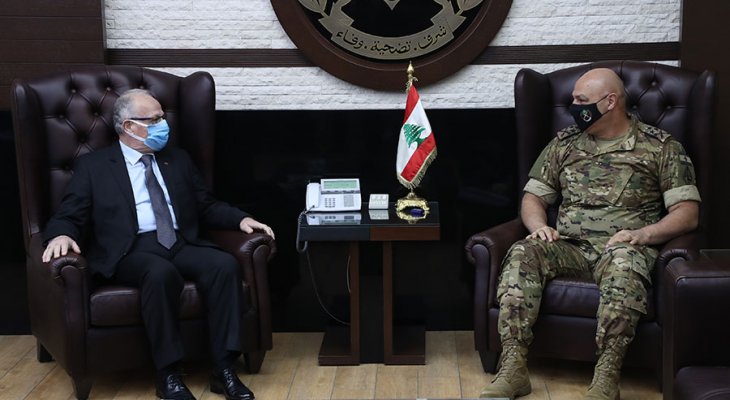 قائد الجيش استقبل وزير الدفاع وتباحث بشؤون المؤسسة العسكرية