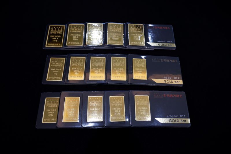 الذهب يصعد ويواجه ضغوطا من رهانات على رفع أسعار الفائدة الأمريكية