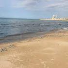 كارثة بيئية قد تمتد آثارها عقودا: بقع سوداء في البحر قبالة لبنان.. ماذا يجري؟