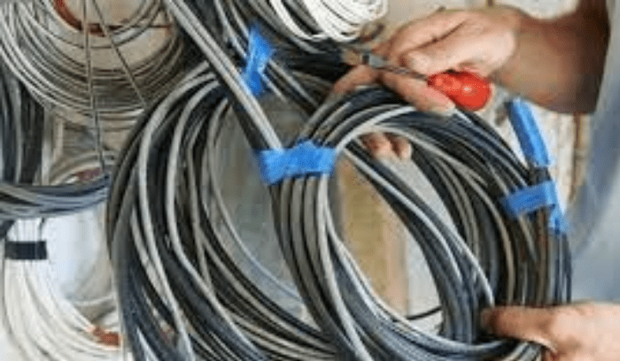 سرقة كابلات الكهرباء النحاسية في وادي خالد