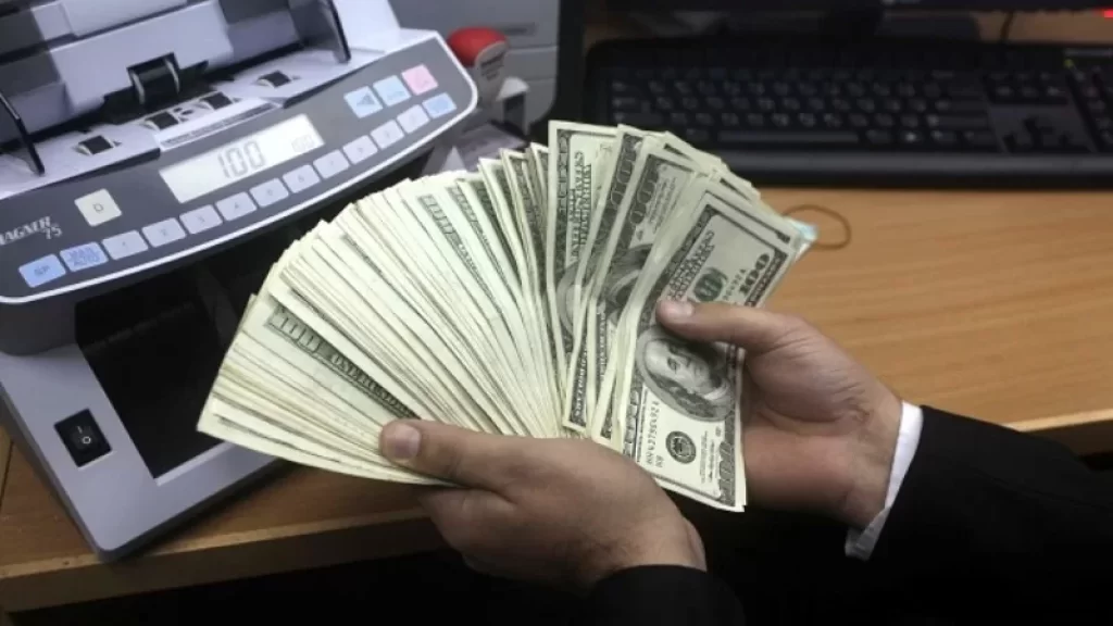 موظّف في مصرف سحب 300 ألف دولار نقدًا من وديعته على خلاف القيود المفروضة وسافر للخارج