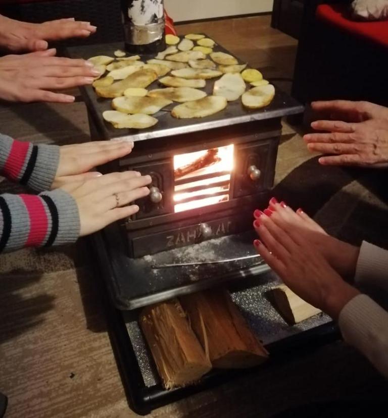 هل يرحم الشتاء العائلات التي لا ملجأ لديها سوى الحطب؟!