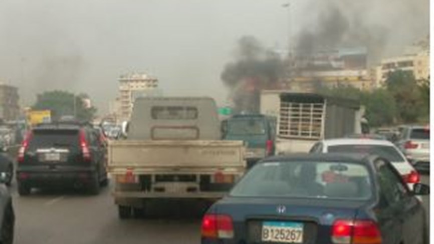 قطع الطريق عند اوتستراد خلدة على خلفية مداهمة واعتقال شخصين مرتبطين باحداث خلدة