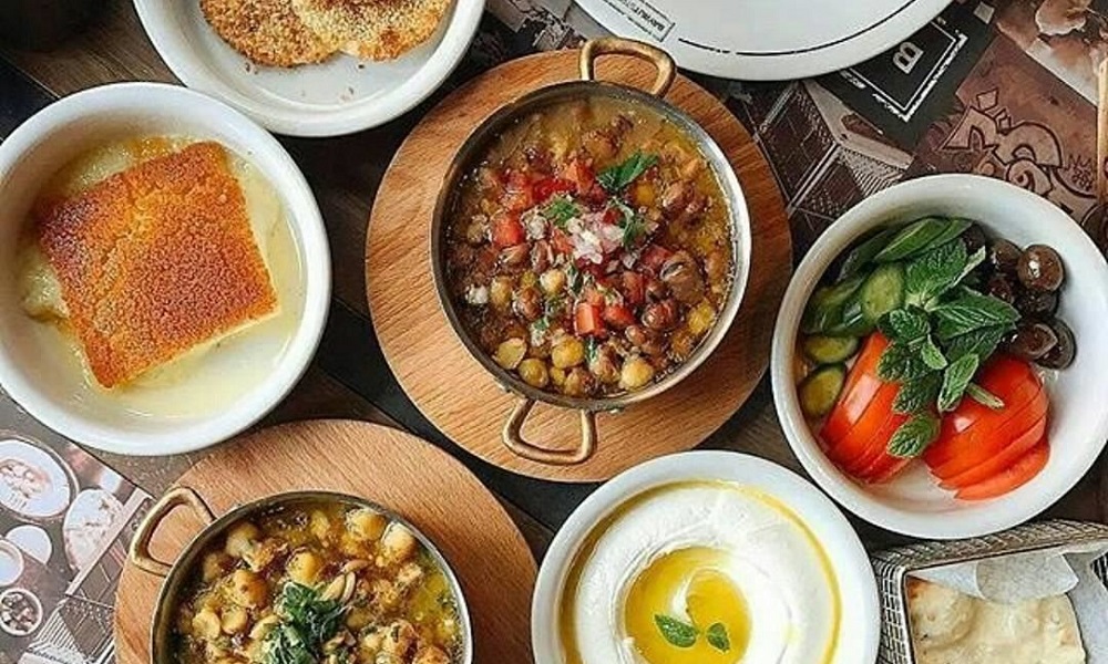 "صحن الفول يحلّق... والترويقة الشعبية التراثية مهدّدة والمعلم علي على سعره"