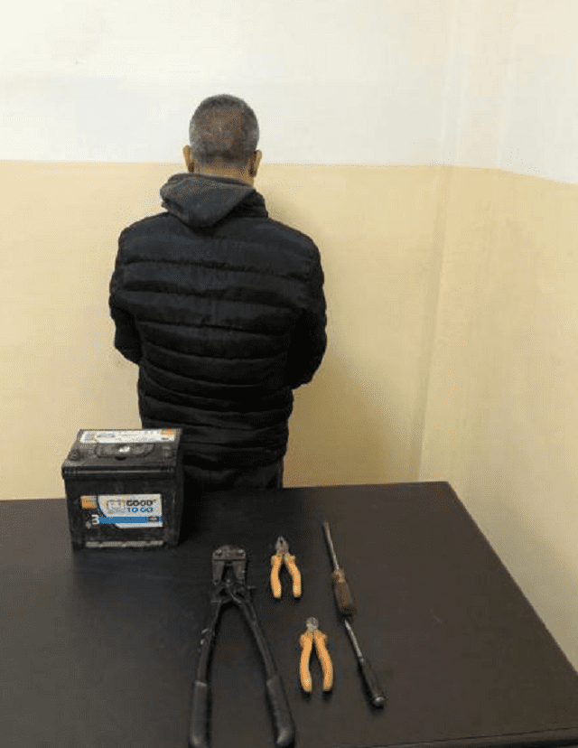 توقيف احد افراد عصابة نفذت أكثر من 14 عملية سرقة بطاريات واطارات سيارات