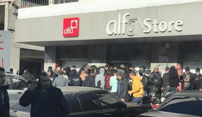 زحمة مواطنين امام المصارف ومكاتب شركة الفا في عكار