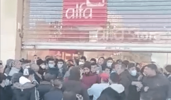 في طرابلس.. تضارب بين شبان امام شركة الفا!