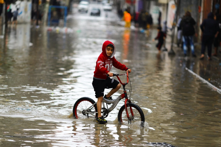أمطار غزيرة في فلسطين.. إسرائيل تصرف المياه نحو غزة وتحذير من غرق أراض ومنازل