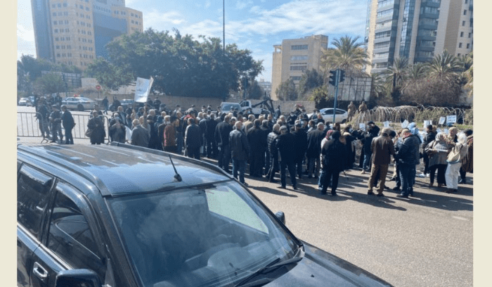 اهالي الطلاب في الجامعات في بلاد الاغتراب قطعوا الطريق عند تقاطع تلة الخياط كورنيش المزرعة