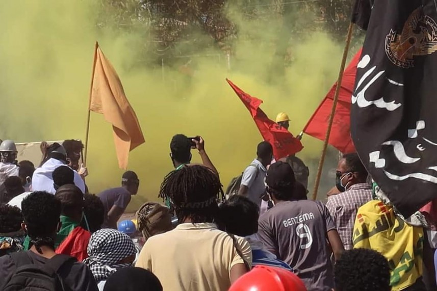 قتيل في السودان.. و"غازات ملونة" بقمع المتظاهرين