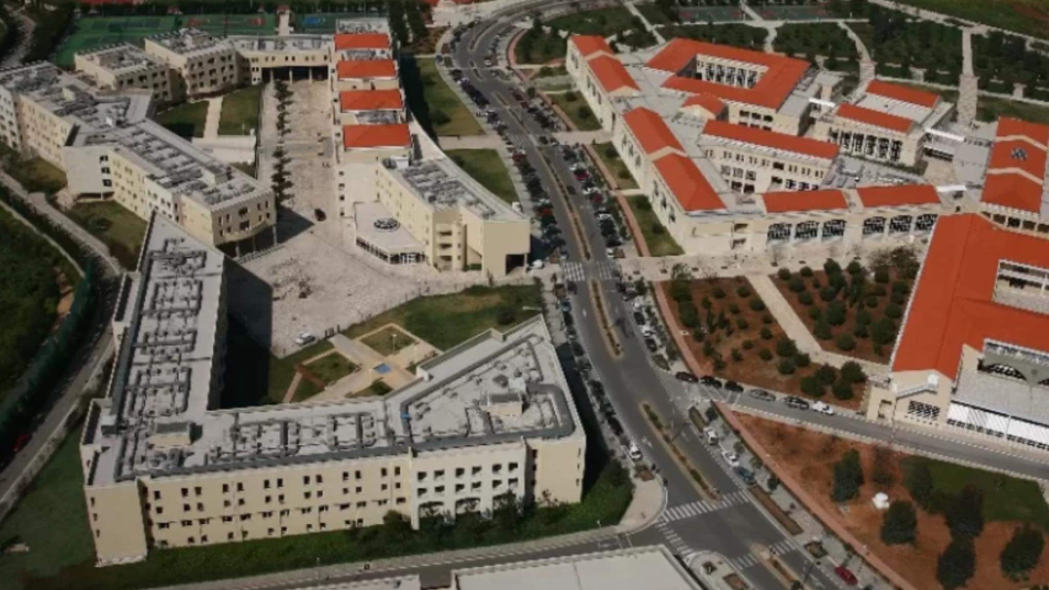 الجامعة اللبنانية الأولى في لبنان في تعليم الهندسة البترولية والصيدلة والفنون