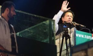 عمران خان يطالب بانتخابات مبكرة في باكستان بعد فوزه في ولاية بنجاب