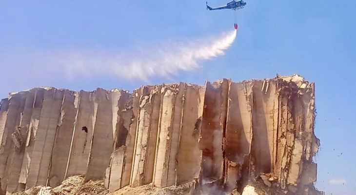 فوج إطفاء بيروت بدأ تنفيذ خطة لإخماد الحريق في أهراءات المرفأ وتبريد الموقع