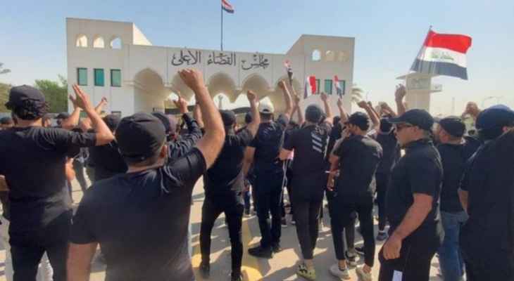 أنصار التيار الصدري بدأوا بالانسحاب من المنطقة الخضراء تلبية لدعوة مقتدى الصدر
