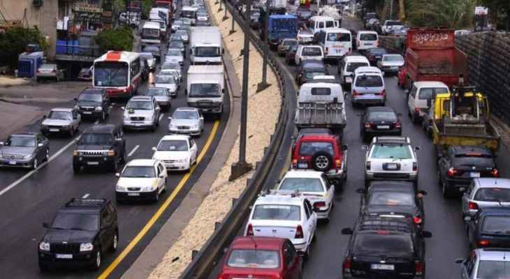 الدفاع المدني: جريحان اثر اصطدام سيارة بالفاصل الاسمنتي على اوتوستراد جونية