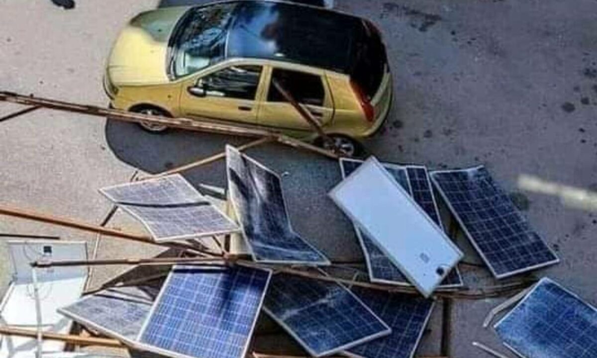 تحذيرٌ من مخاطر ألواح الطاقة والاعلانات في ظل العواصف