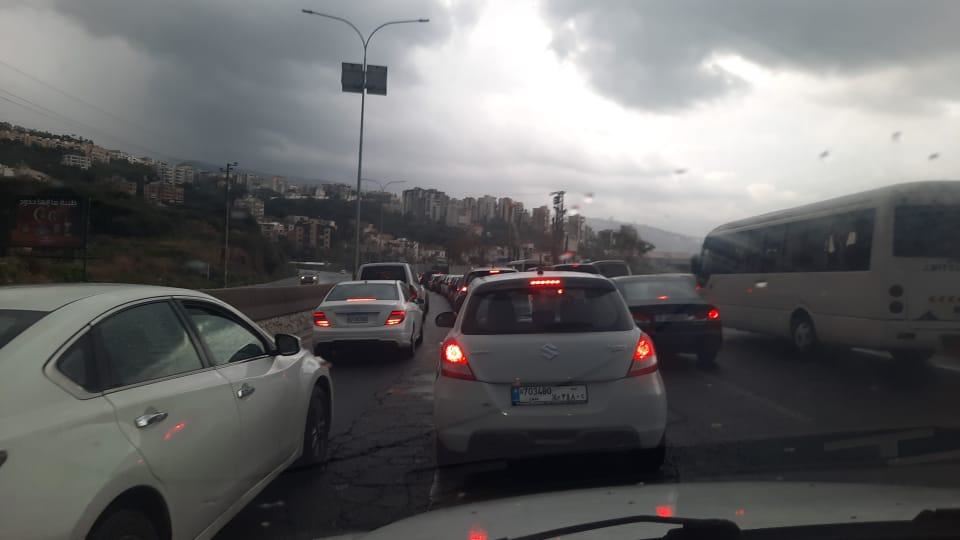 إنقاذ مواطنين احتجزوا داخل سياراتهم في نهر ابراهيم.