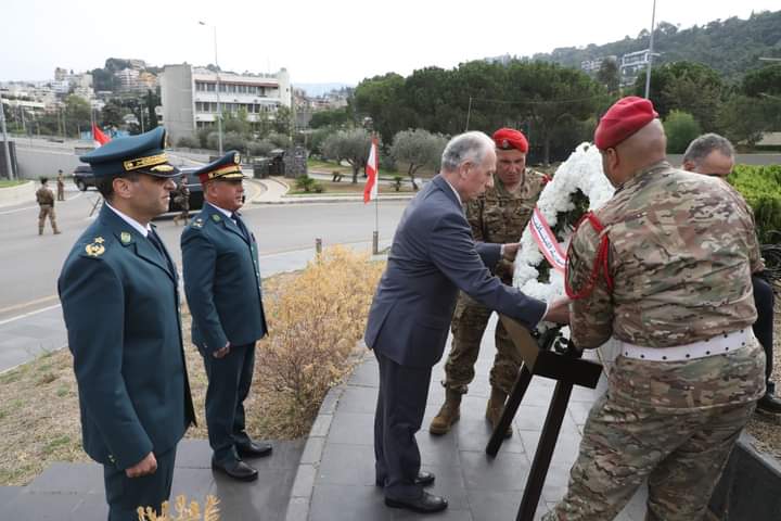 وزير الدفاع يضع اكليلا من الورد أمام تمثال فخر الدين 