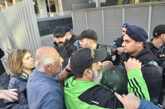 هجمة مصرفية مرتدّة: ميزانية سخيّة لترويج تحميل الدولة خسائر الودائع