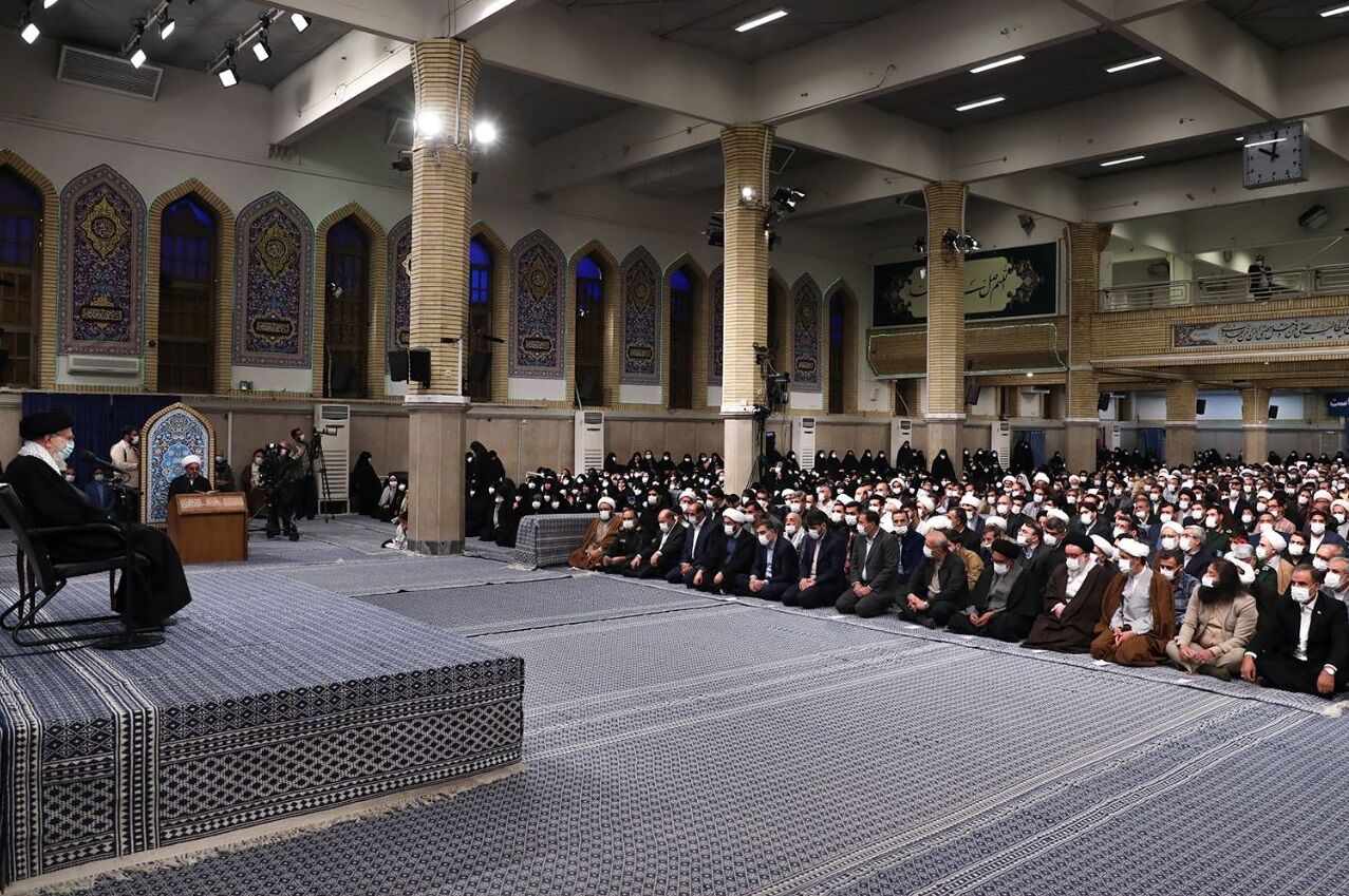 السيد الخامنئي يستقبل جمعا من أهالي قم المقدسة