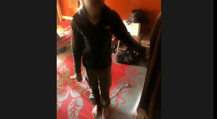 قوى الأمن: توقيف والد احتجز ابنه وربَطه بجنزير حديدي في منزله في تعنايل وتحرير الشاب