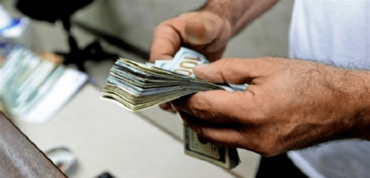 صراف بارز يُسلّم نفسه إلى فرع المعلومات!