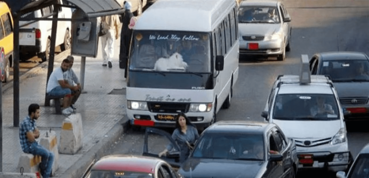 في لبنان.. ممرِّض يلدُ امرأة حامل داخل حافلة!