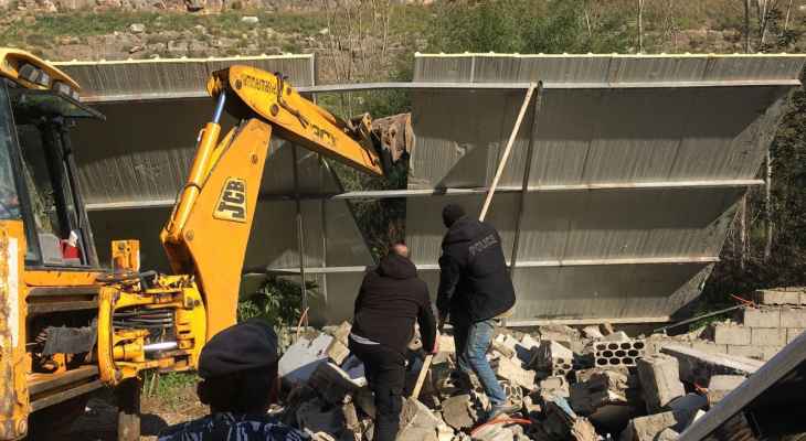 المصلحة الوطنية لنهر الليطاني أزالت بناءً مخالفًا في طرفلسيه