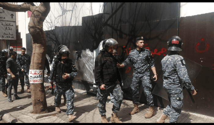 احتجاج امام مصرف لبنان في الحمرا