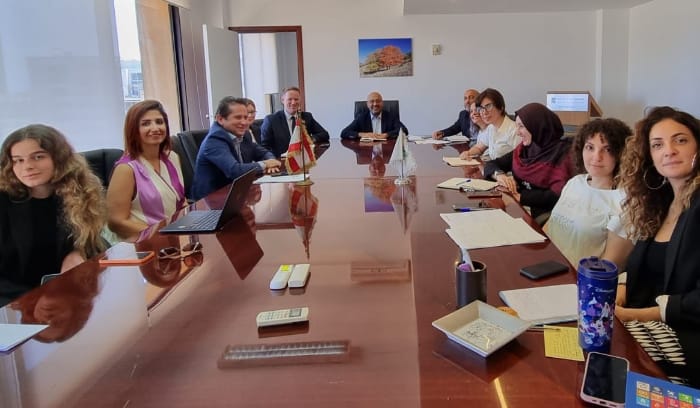 ياسين ناقش الأثر البيئي لاستكشاف النفط والغاز مع ممثلي "توتال انيرجيز" وهيئة إدارة قطاع البترول