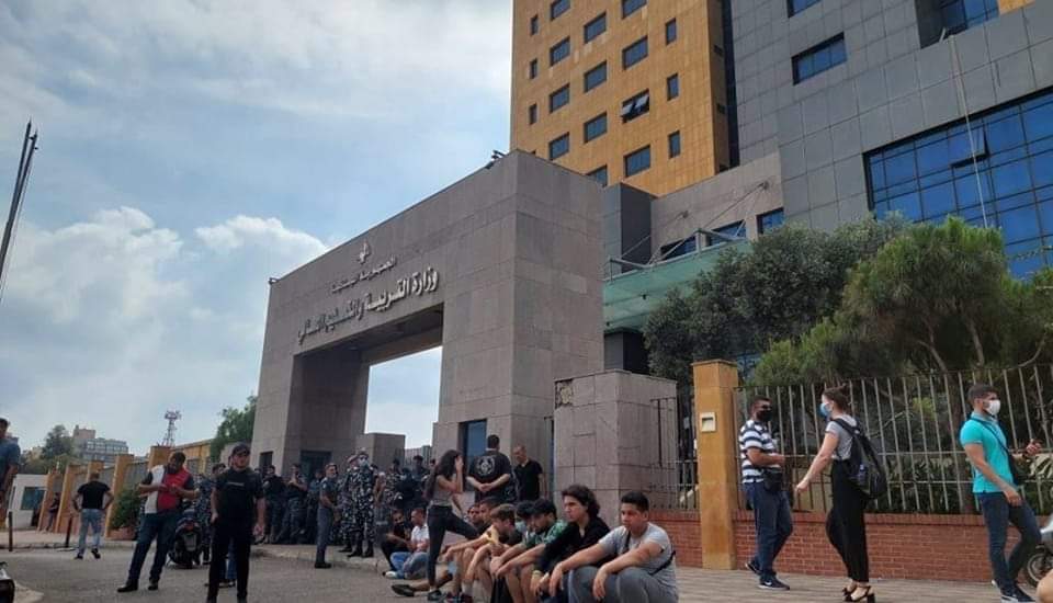 وزارة التربية تنفي الأخبار المتداولة عن دمج التلامذة النازحين بالتلامذة اللبنانيين والمعلمين اللبنانيين بغير اللبنانيين          .