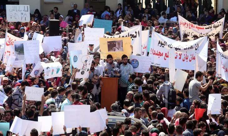 الحكومة تستبيح الجامعة اللبنانية بتعيين النواب والوزراء وتظلم أساتذتها