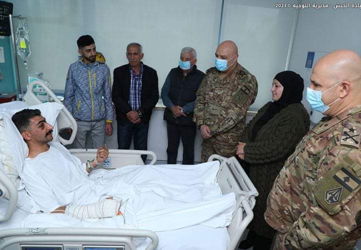 قائد الجيش عاد العسكريين الجرحى الذين أصيبوا نتيجة استهداف مركز للجيش من قبل العدو الإس•رائيلي