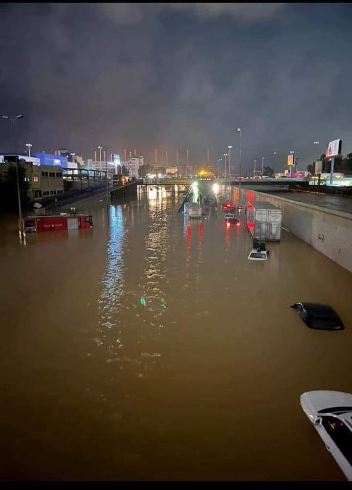 شوارع بيروت غارقة .. وخسائر بشرية ومادية