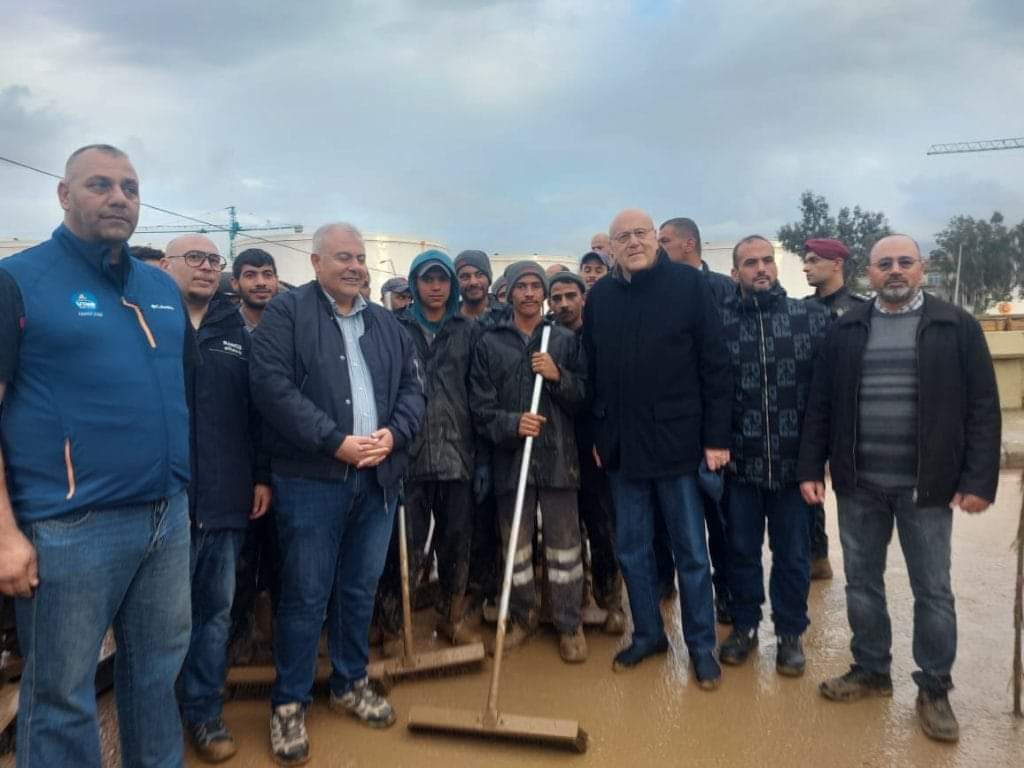 الرئيس ميقاتي يتفقد أعمال فتح الطرق التي أقفلتها السيول