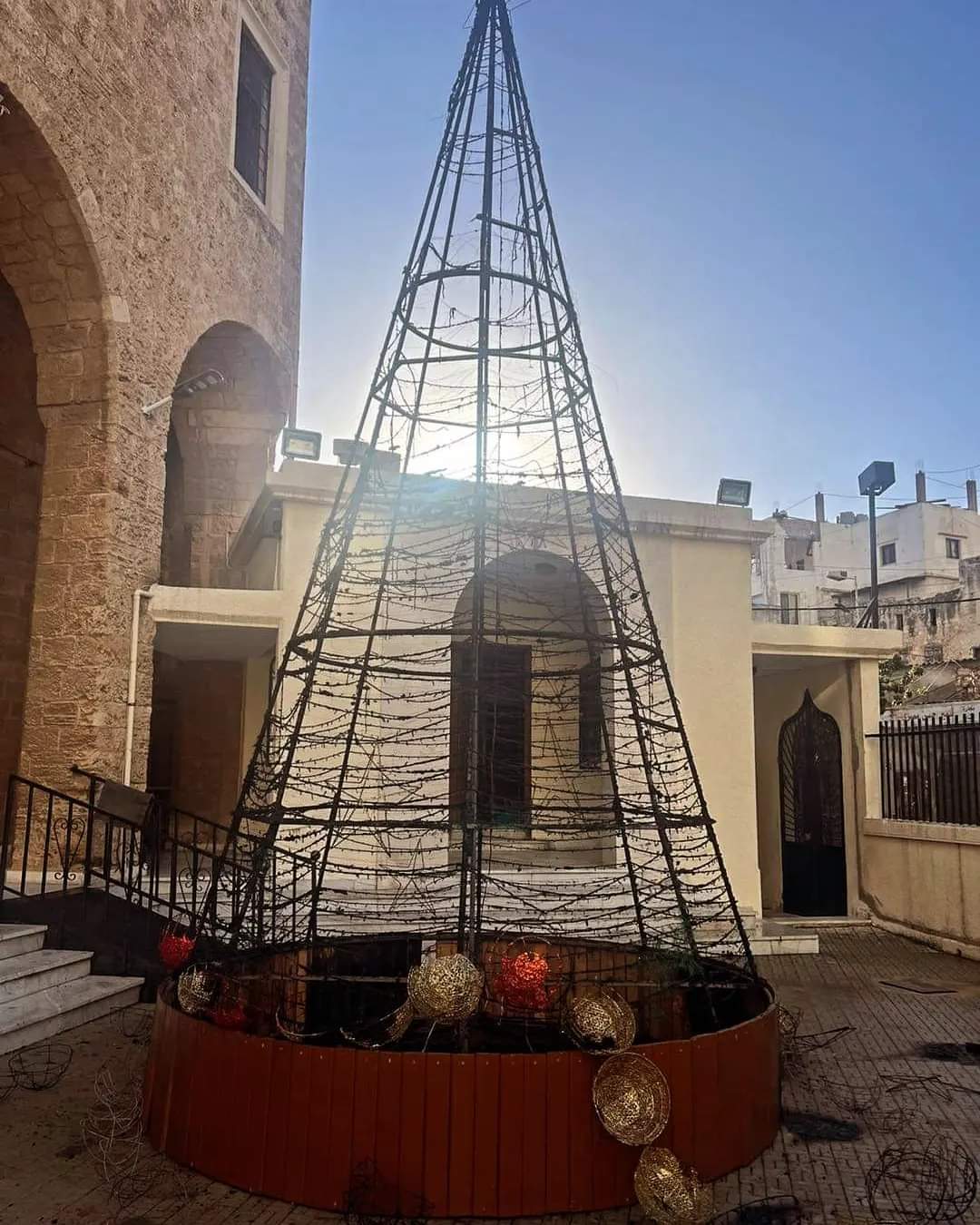 إحراق شجرة الميلاد في الزاهرية- طرابلس: واستنكار سياسي وديني