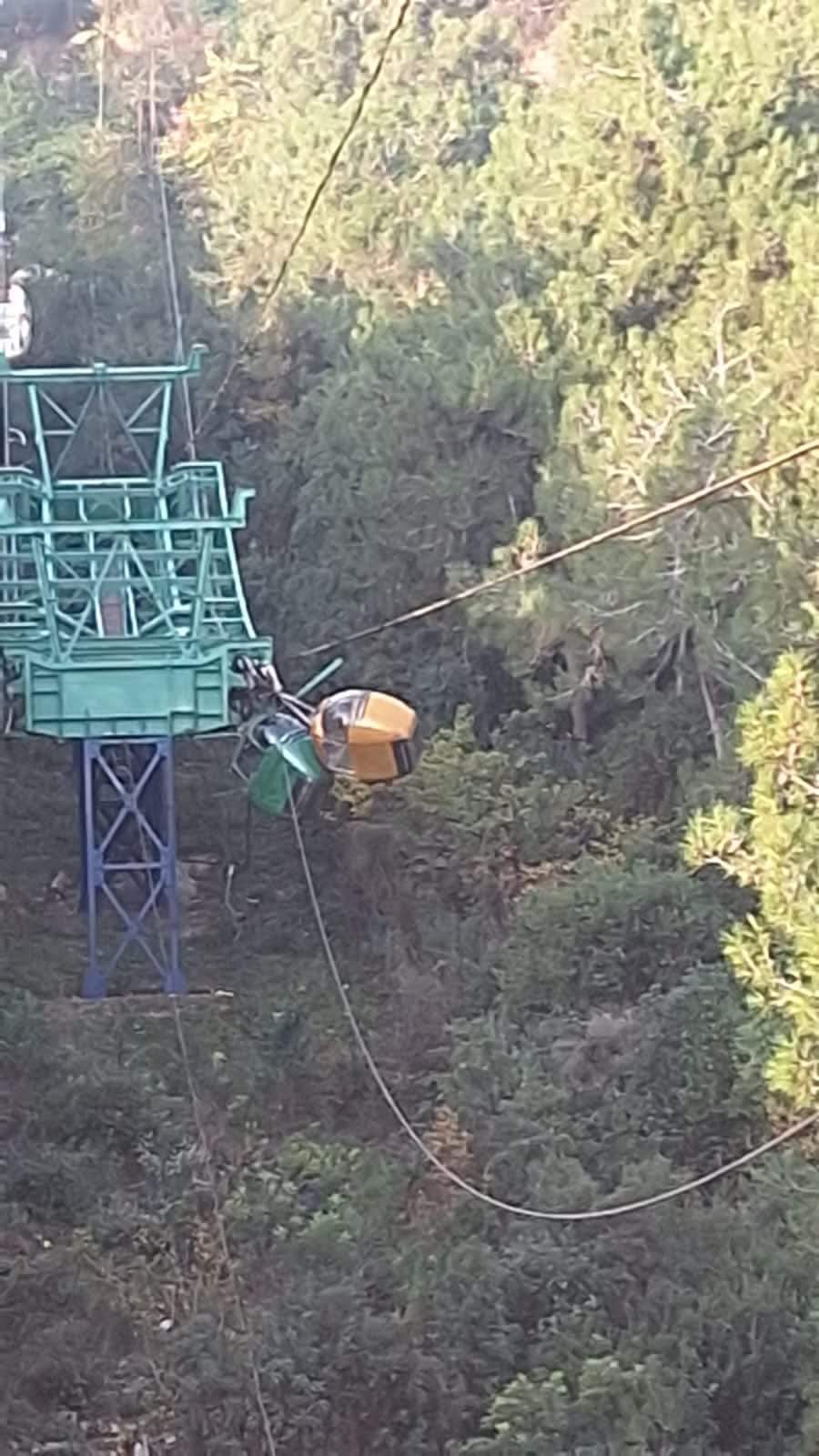 إنقاذ أشخاص عالقين في مقصورات التلفريك.