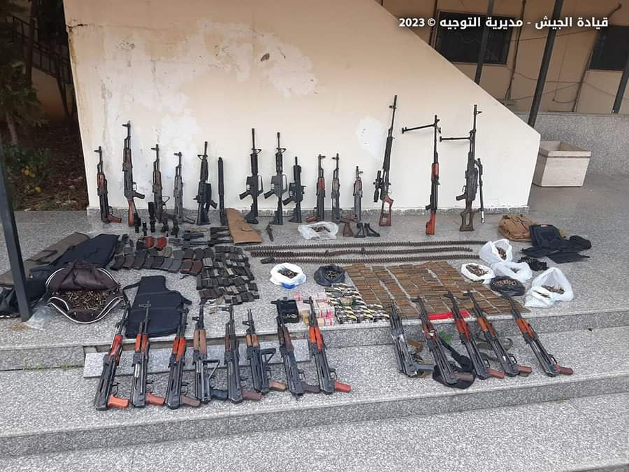 “تجارة أسلحة وتعاطي مخدرات”.. مطلوب بقبضة الجيش