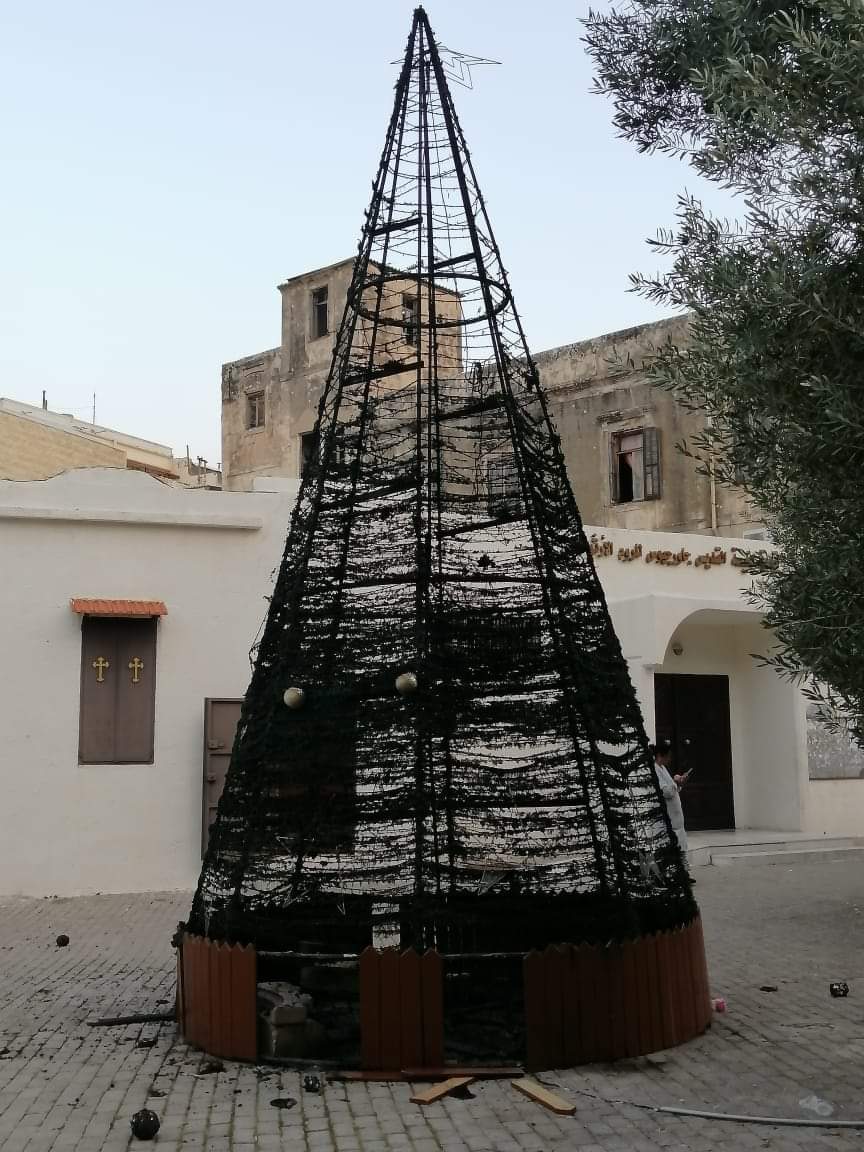 وبعد شجرة الميلاد في طرابلس اليوم كان لشجرة الميناء نصيبها من الاعتداء