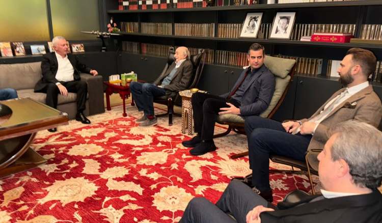 لقاء وعشاء وصف بالعائلي يجمع جنبلاط وفرنجية في كليمنصو