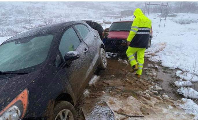 لمتابعة السير بأمان... الدفاع المدني يعمل على سحب آليات عالقة في الثلوج