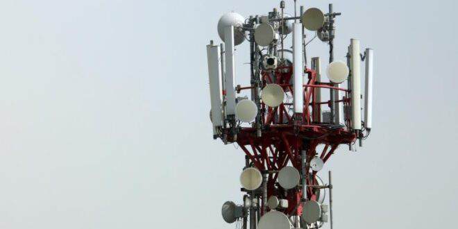 أميركيون يسيطرون على الشبكة الثابتة والإنترنت