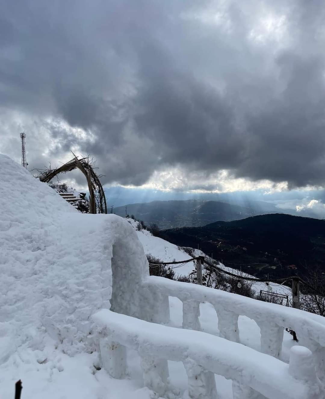 الثلوج على المرتفعات التي تعلو عن 1300 متر