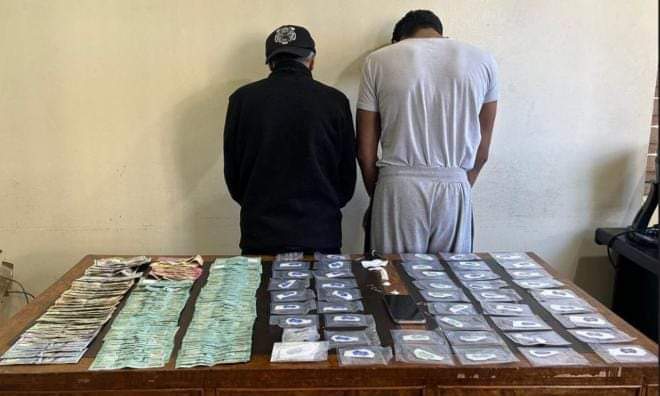 ينشط بترويج المخدّرات في محلة طريق المطار، ومكتب مكافحة المخدّرات المركزي بمؤازرة قوة من المجموعة الخاصّة يوقفه وشخص آخر ويضبط كمية من المواد المخدّرة.