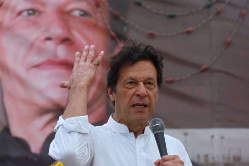 عمران خان يعلن من سجنه فوزه في الانتخابات
