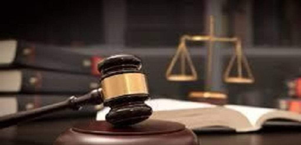 الادعاء على مراقبَين في جمارك المطار