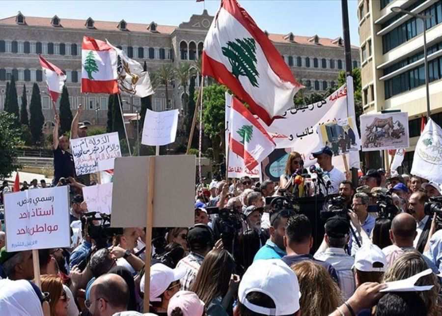 إضراب ضد معاملة الحكومة للموظفين: "شي بسمنة وشي بزيت"